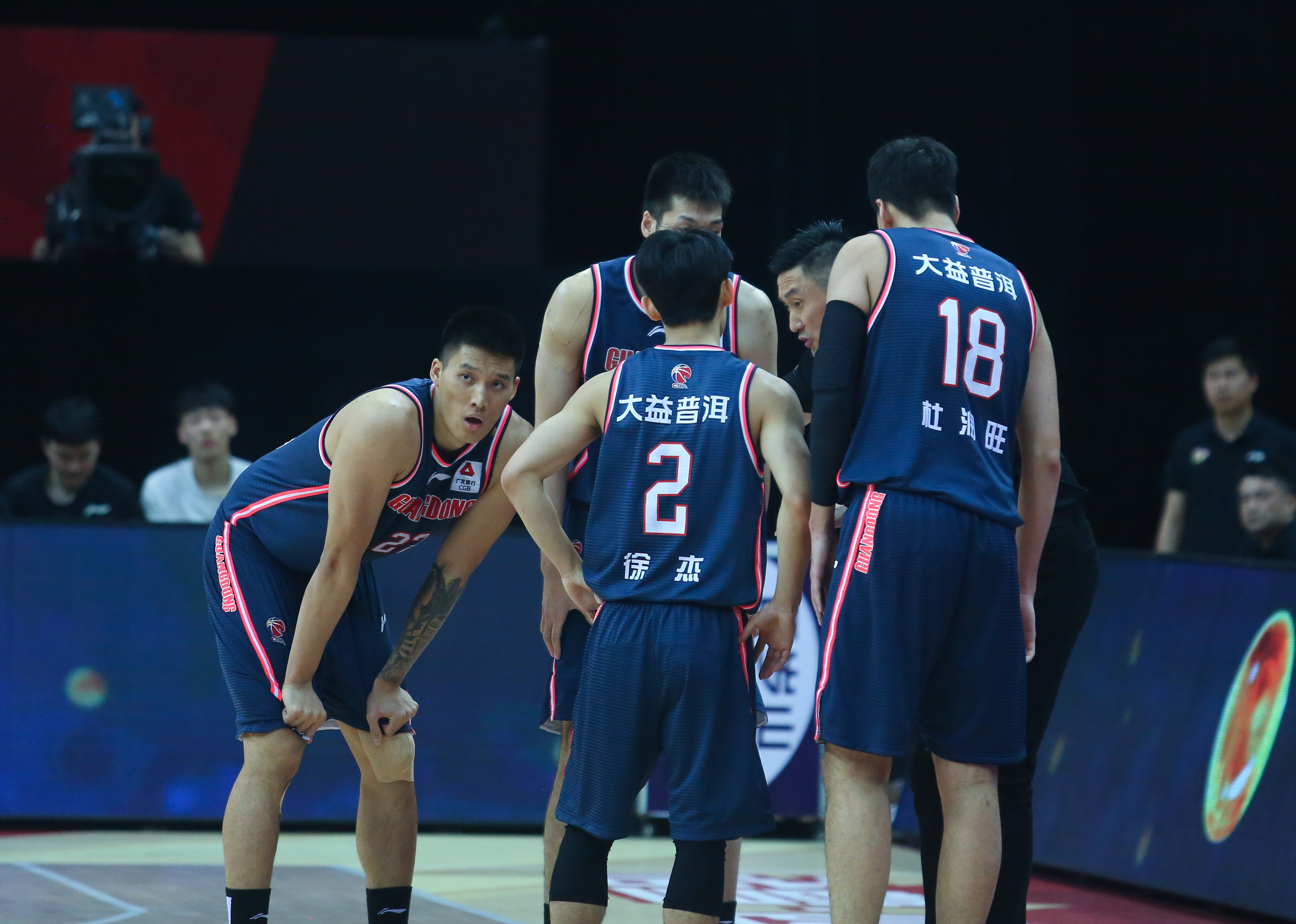 福建男篮在赛场上呈现出强劲势头的形象